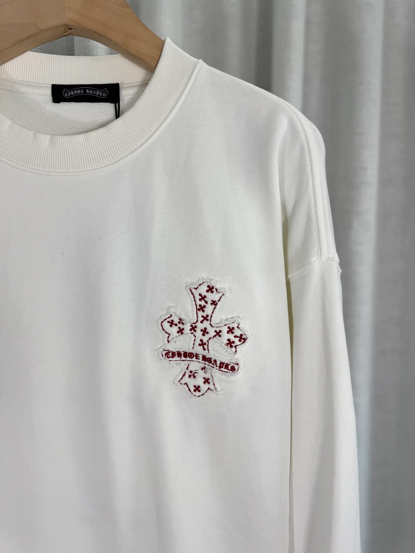 P260 top version, real shot without P, ​​different from market currency) 𝗖𝗵𝗿𝗼𝗺𝗲 𝗛𝗲𝗮𝗿𝘁𝘀/Cro Heart 2025 washed patch embroidery autumn and winter new original single counter American laser burnt 3D three-dimensional color embroidered couple casual sweatshirt 👑The highest version! Customized fabric 420g tripe terry fabric! American acid-washed and distressed original fabric laser burnt ✟appliqué embroidery and exquisite embroidery of letters! The best-selling model in the counter, very comfortable to wear. Accessories: original molded and authenticated collar label➕100% silk wash label. Genuine purchase-grade original hangtag➕matching hanging rope➕3D hanging beads➕original packaging bag. Craftsmanship: The original version has consistent wiring! The highest version of the armhole matching technique! Color: White Black Size: S M L XL Style Number: 25-316